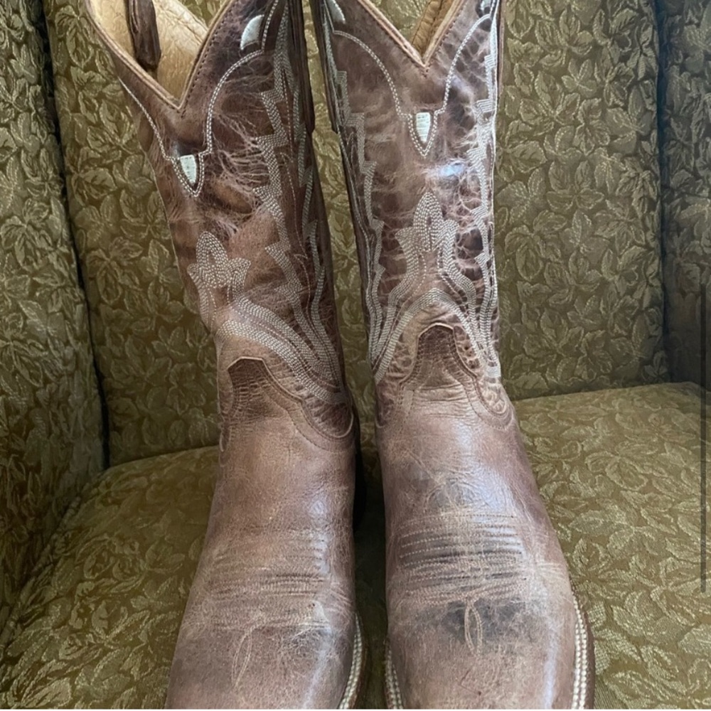 Barely worn 7-1/2 square toed cowboy boots